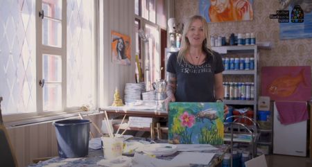 zu sehen ist die Künstlerin mit einem fertigen Bild